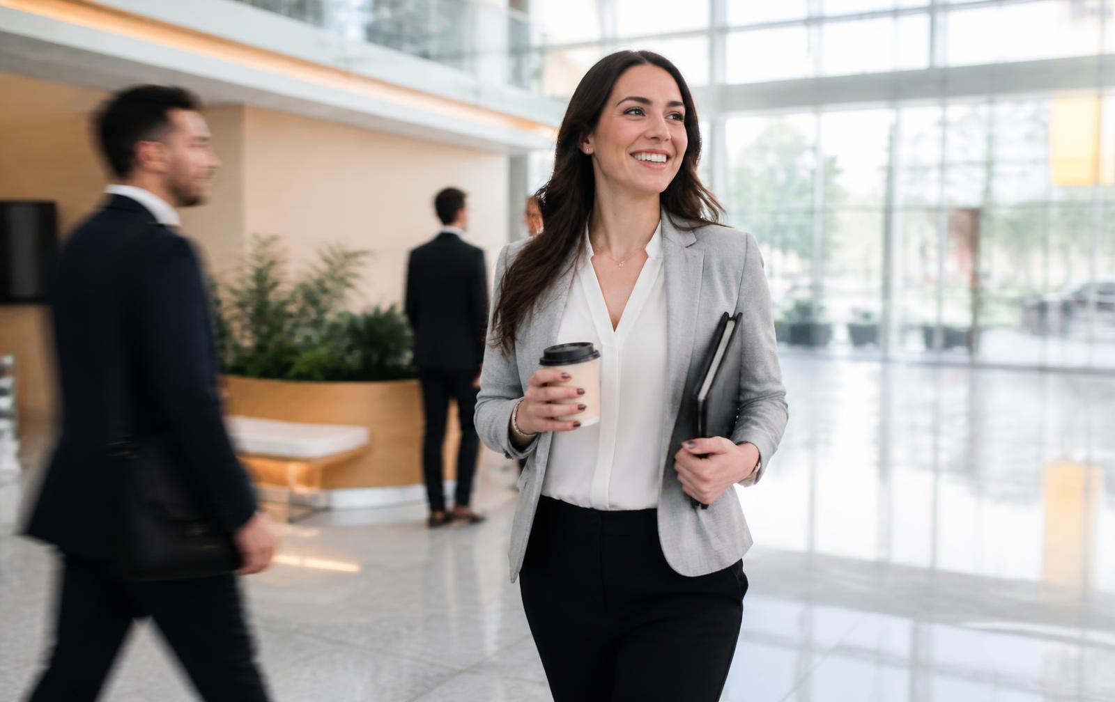 Cadre traversant le hall d'un immeuble de bureaux